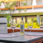 דירה Sunny With Pool & Terrace & Wifi